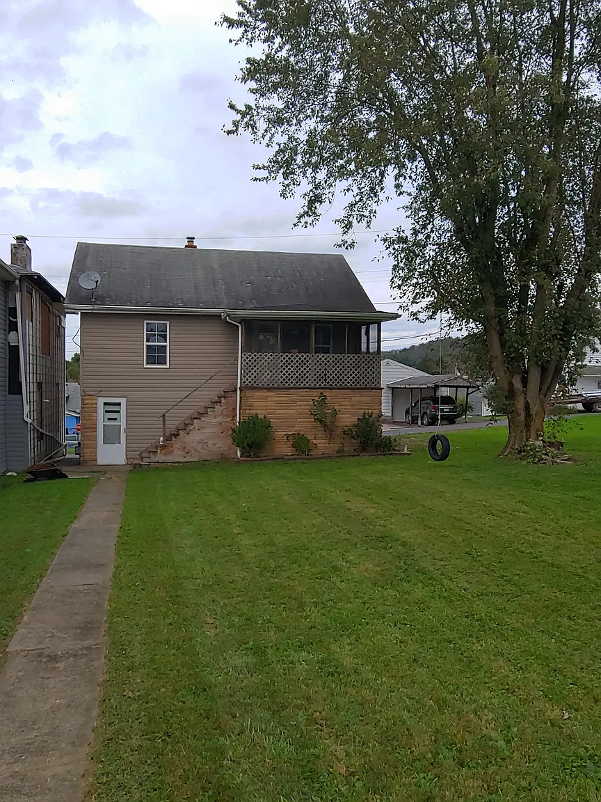 133 Reeves Ave photo 1