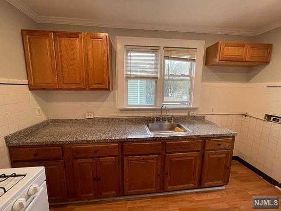 4th image of 105 Spruce St Floor 2