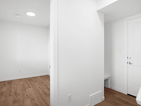 3rd image of 3 Edgewater Close