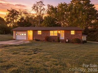 129 Automotive Ln, Hickory, NC 28601