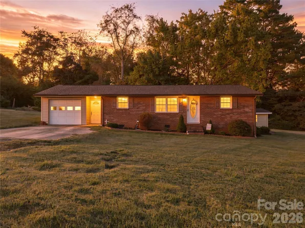 129 Automotive Ln, Hickory, NC 28601