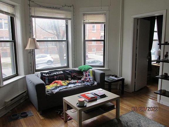 2nd image of 921 W Waveland Ave #1A