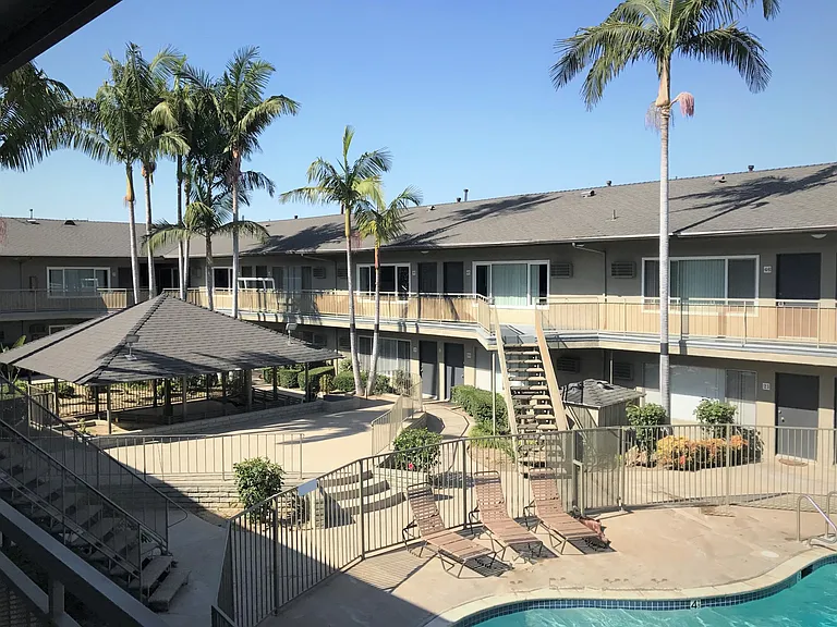 Royal Palms — Photo 2