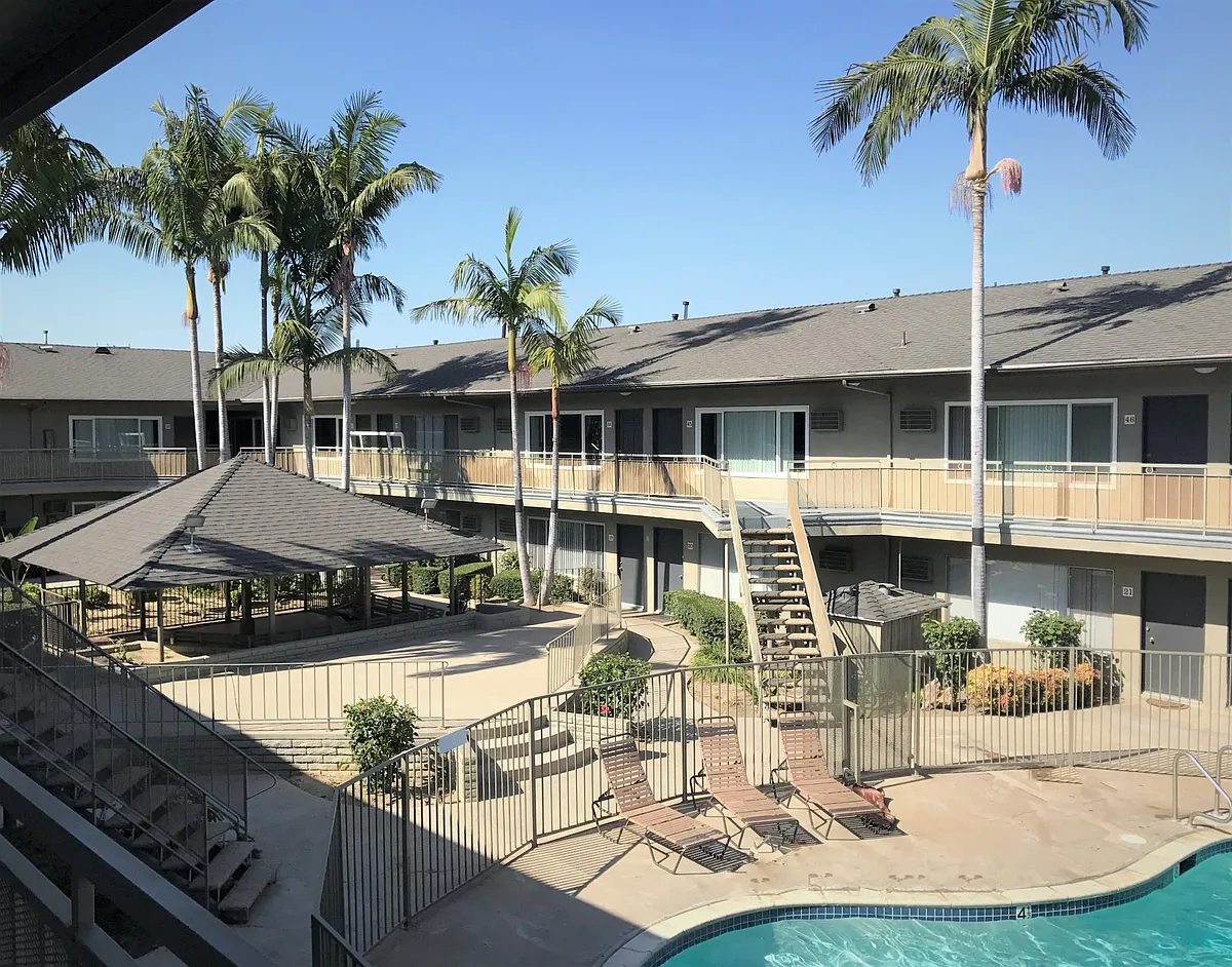 Building Photo - Royal Palms