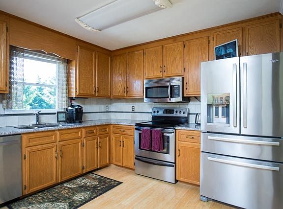 3rd image of 230 Stoneleigh Dr