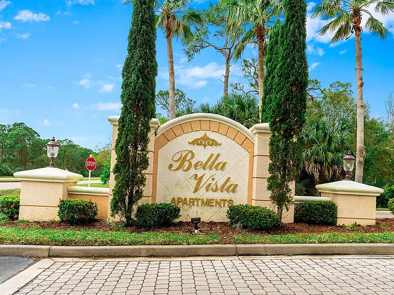 Bella Vista Apartments — Photo 32
