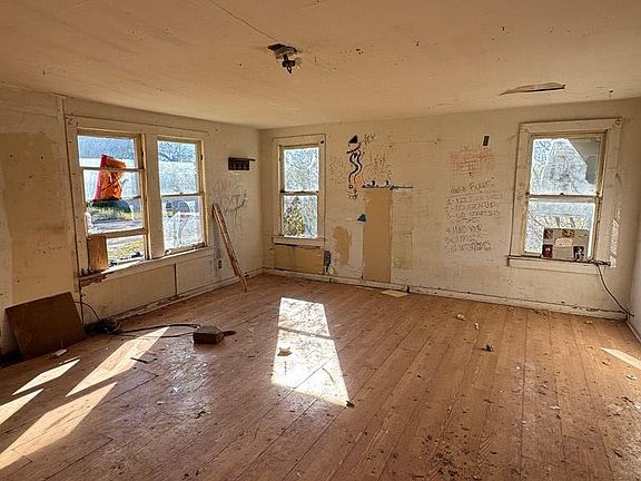 2nd image of 224 W 13th St