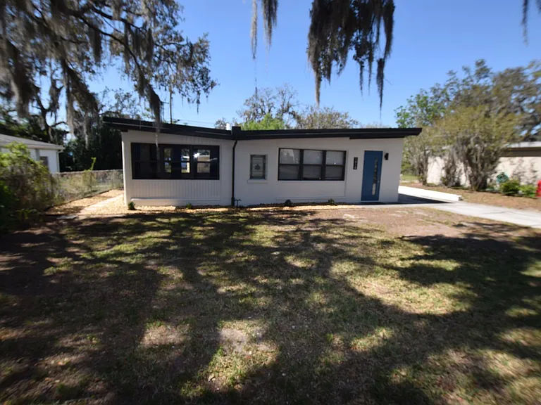 1918 Sunset Ln — Photo 3