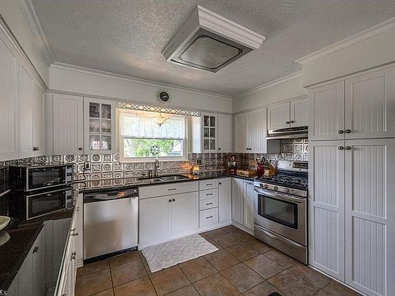 3rd image of 486 Jefferson Ave