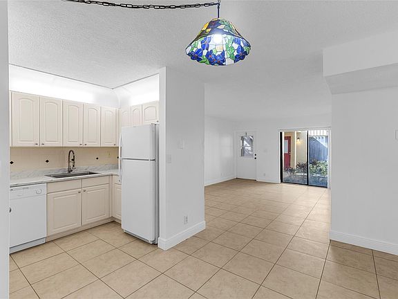 5th image of 2661 Riverside Drive #2