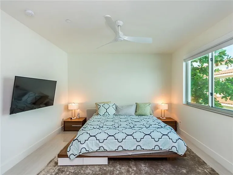 240 Shore Ct — Photo 13