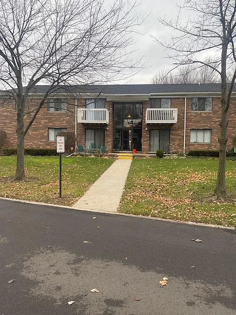 2 bed, 950 sqft, $1,075 — Photo 2