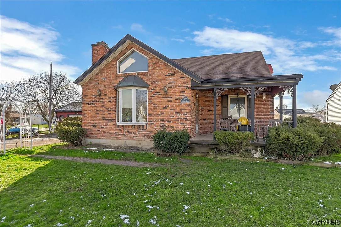 323 Danbury Dr photo 1