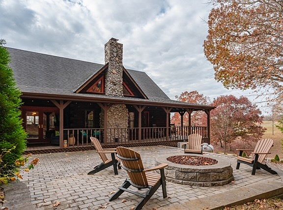 3rd image of 900 Oakwood Ln
