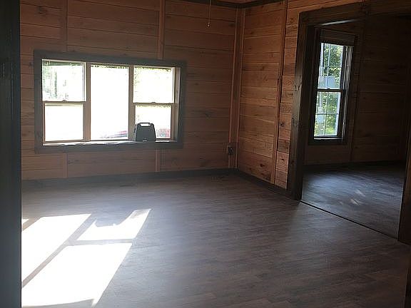 4th image of 415 Elk Ave W