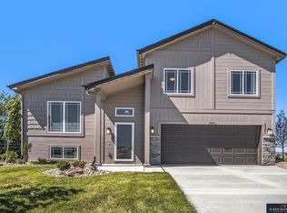 10710 Portage Dr, Papillion, NE 68046