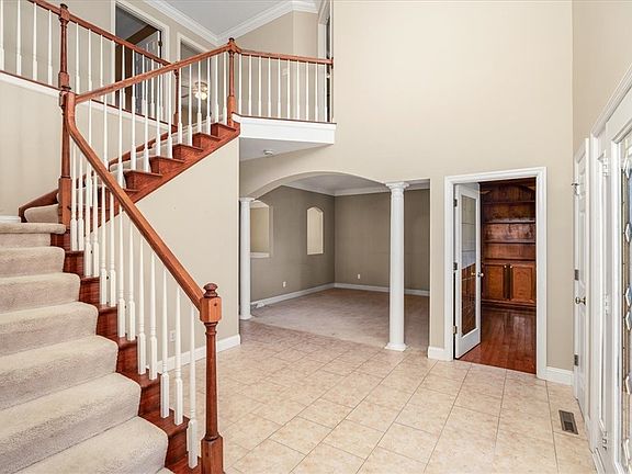 3rd image of 156 Oakview Dr