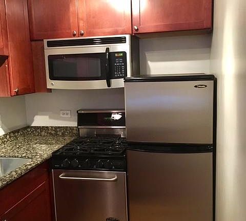 2nd image of 628 W Wrightwood Ave