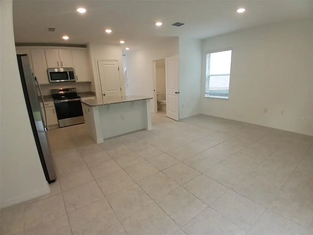 3 bed, 2.5 bath, 1300 sqft, $2,000 — Photo 2