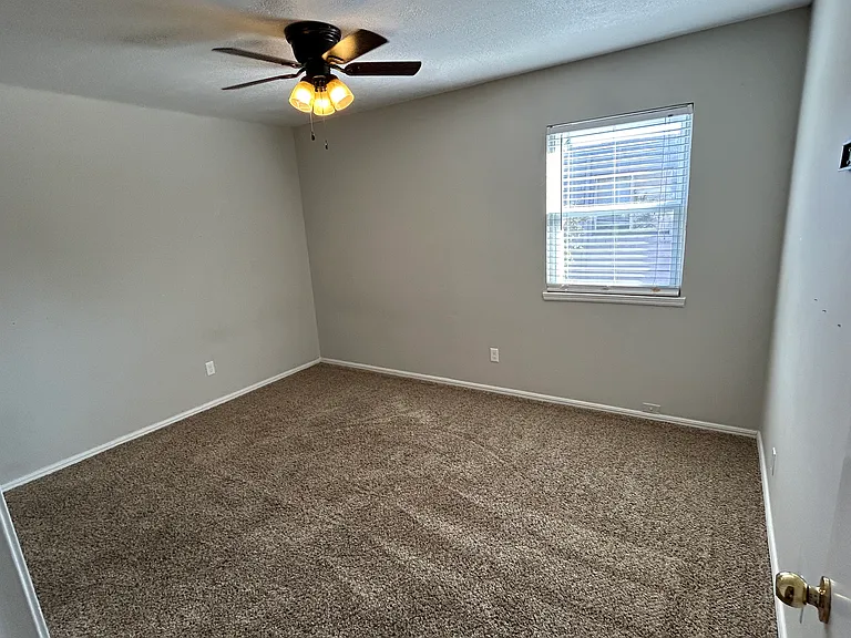 6032 Nw Expy #C — Photo 4