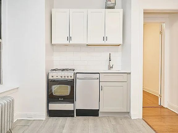 2nd image of 136 Hicks St APT 1B