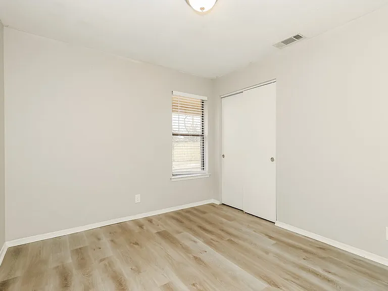 721 Oak Grove Ln — Photo 15
