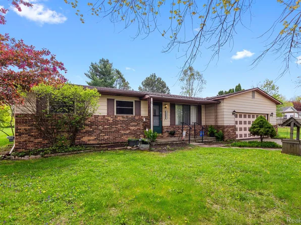 2546 Cheyenne Dr, Lapeer, MI 48446