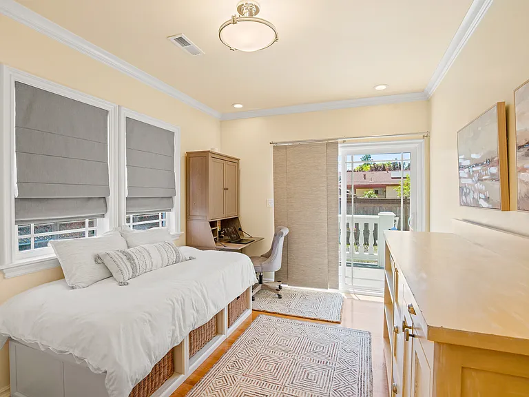 511 Baker St — Photo 14
