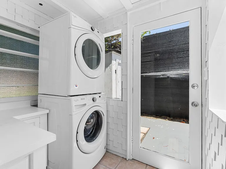 1303 Cave St — Photo 36