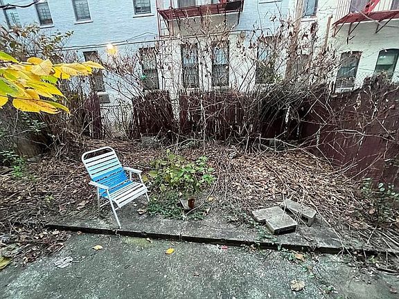 3rd image of 1565 Lincoln Pl