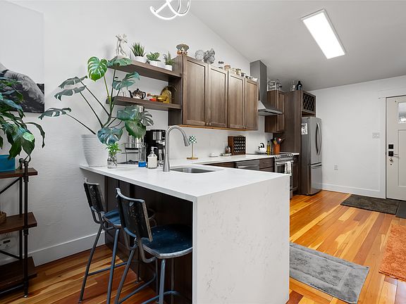 3rd image of 412 W 8th St