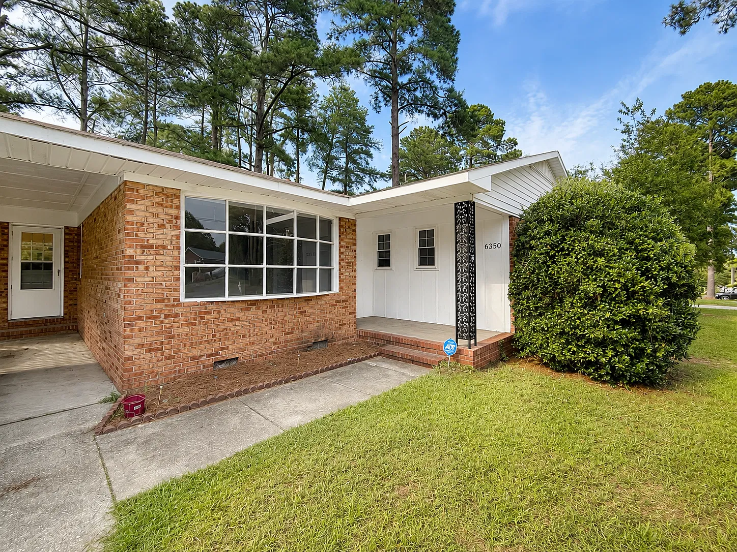 3 bed, 1.5 bath, 1350 sqft, $1,800 — Photo 2