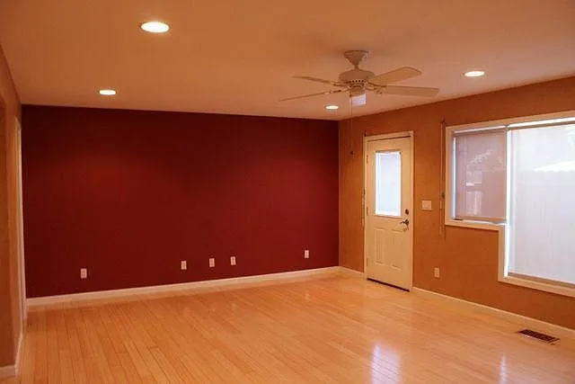 205 E John St — Photo 5
