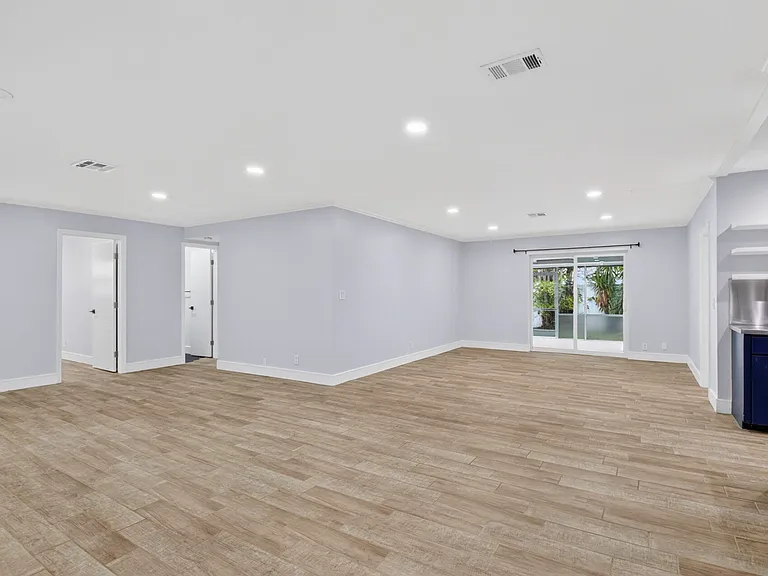 725 Heron Dr — Photo 5