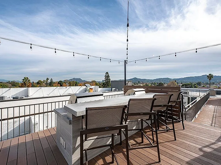 Vue at Laurel Canyon — Photo 20