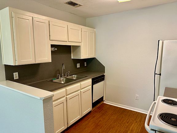 5th image of 607 W Martin Luther King Dr #607