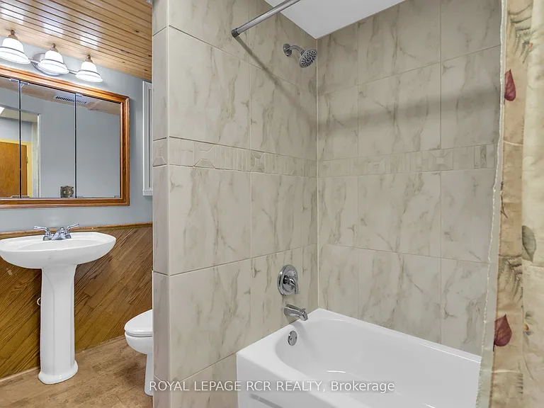 126 Nelson St E — Photo 20