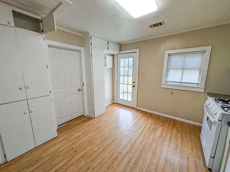 1030 Dallas St — Photo 5