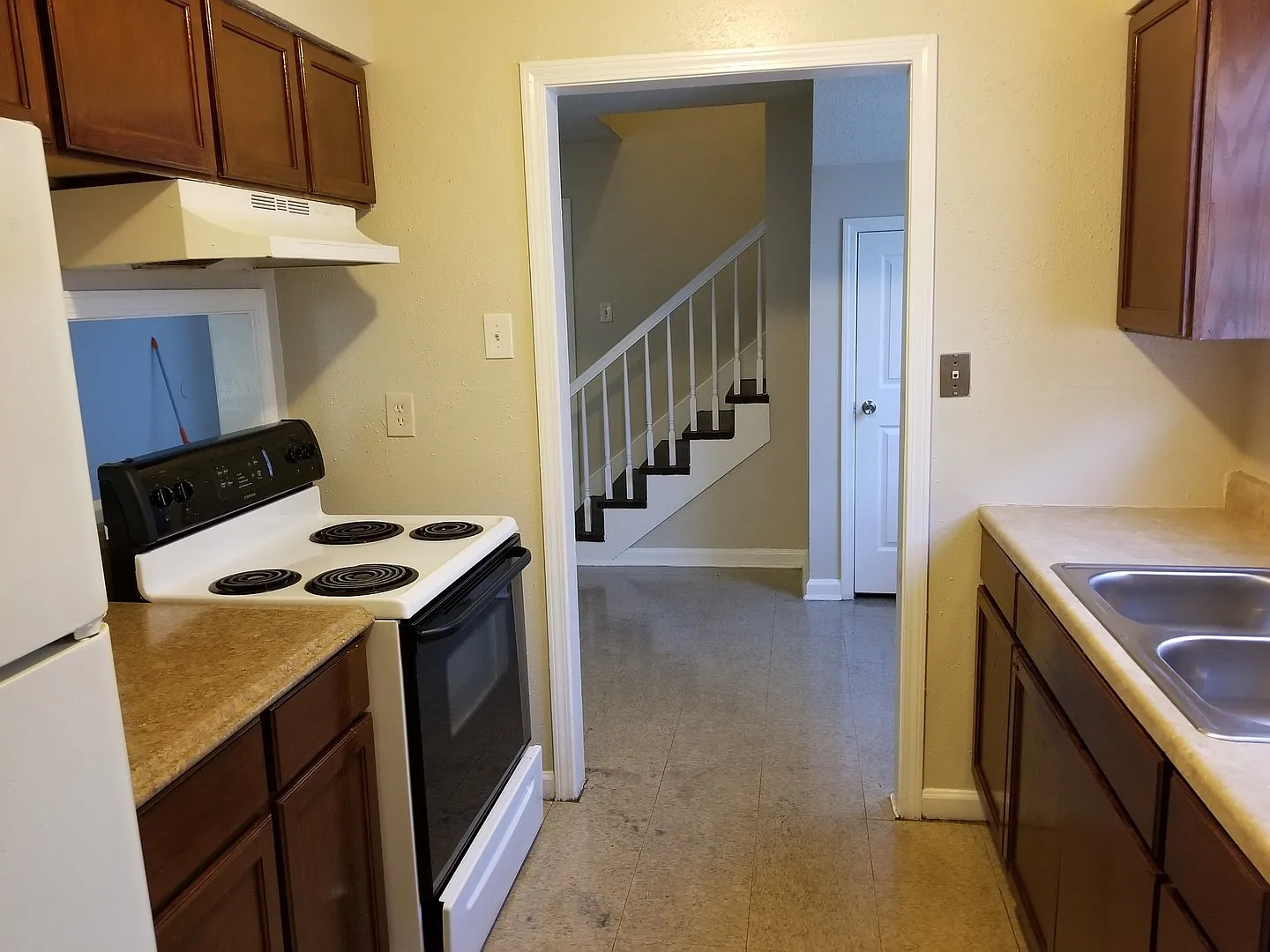 3 Bedroom 2 Bath Town-home — Photo 4