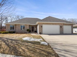 646 Miranda St, Combined Locks, WI 54113