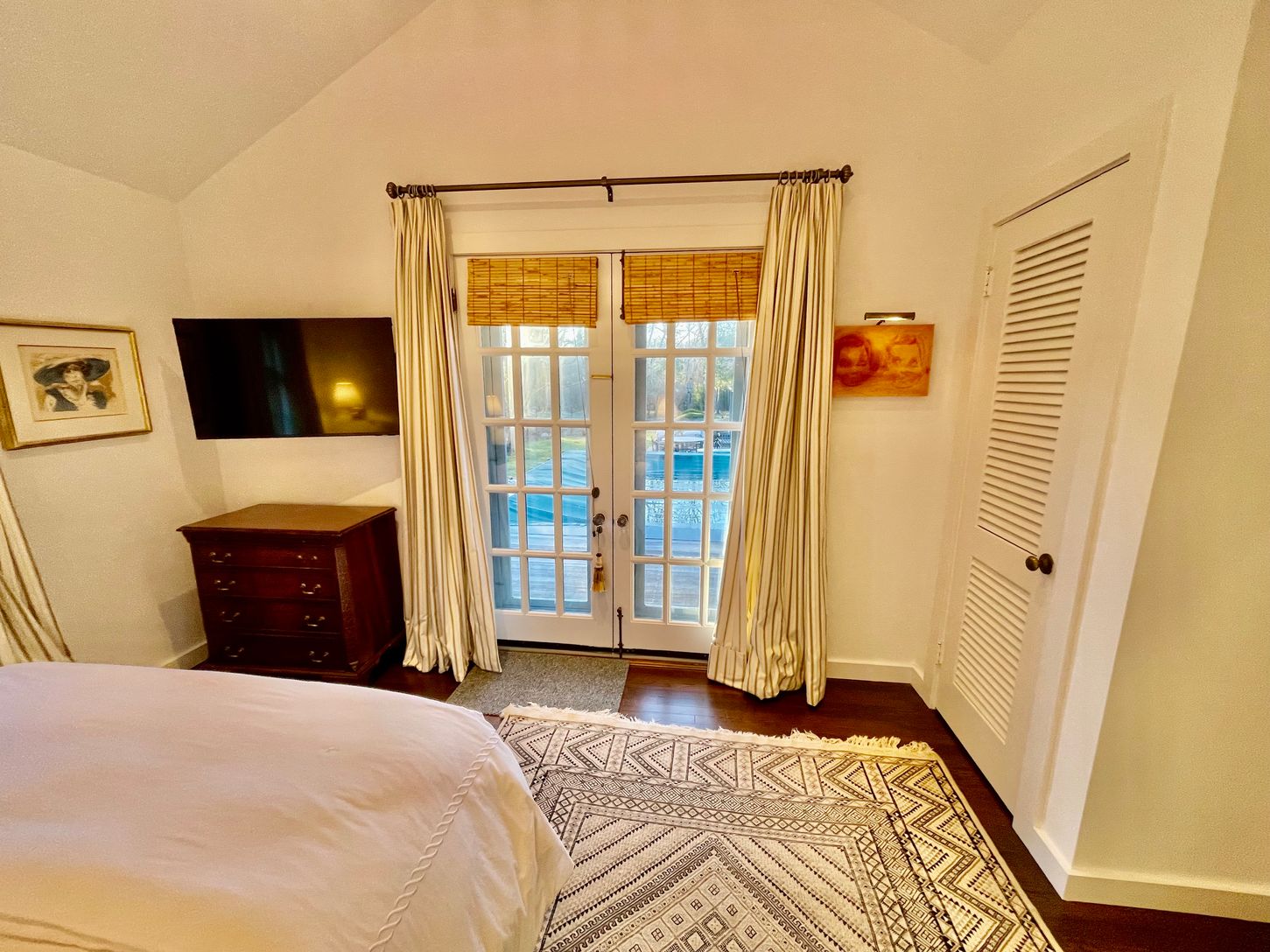  Smart TV in all bedroom