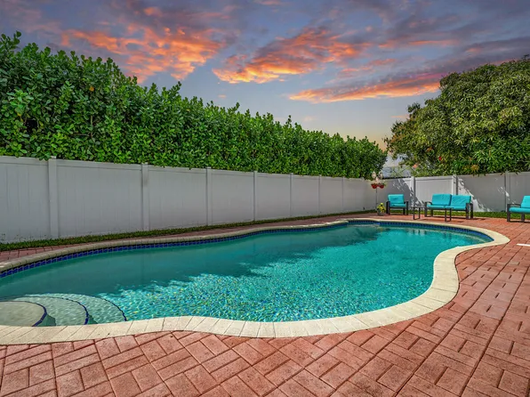 10090 SW 16th Place, Davie, FL 33324