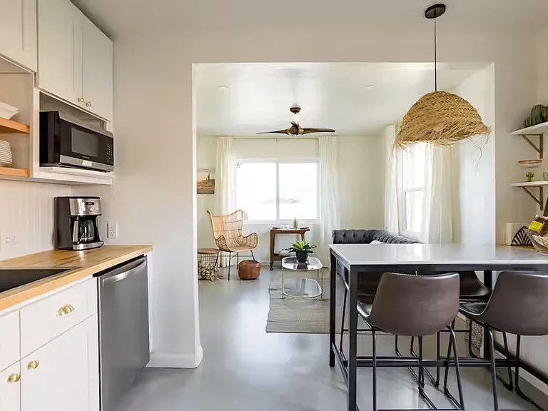 1402 E Roger Rd — Photo 11
