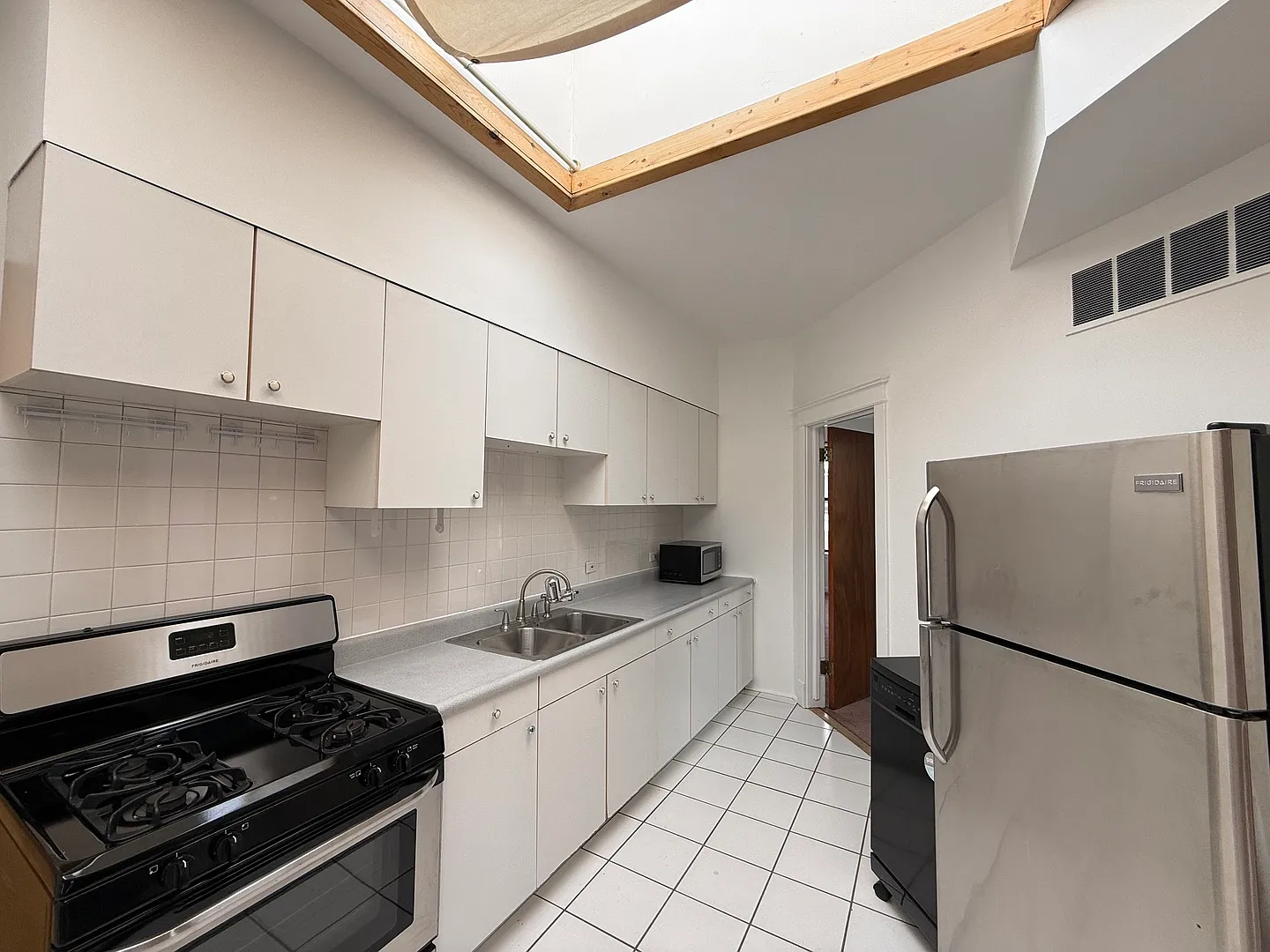 1 bed, 700 sqft, $1,750 — Photo 4