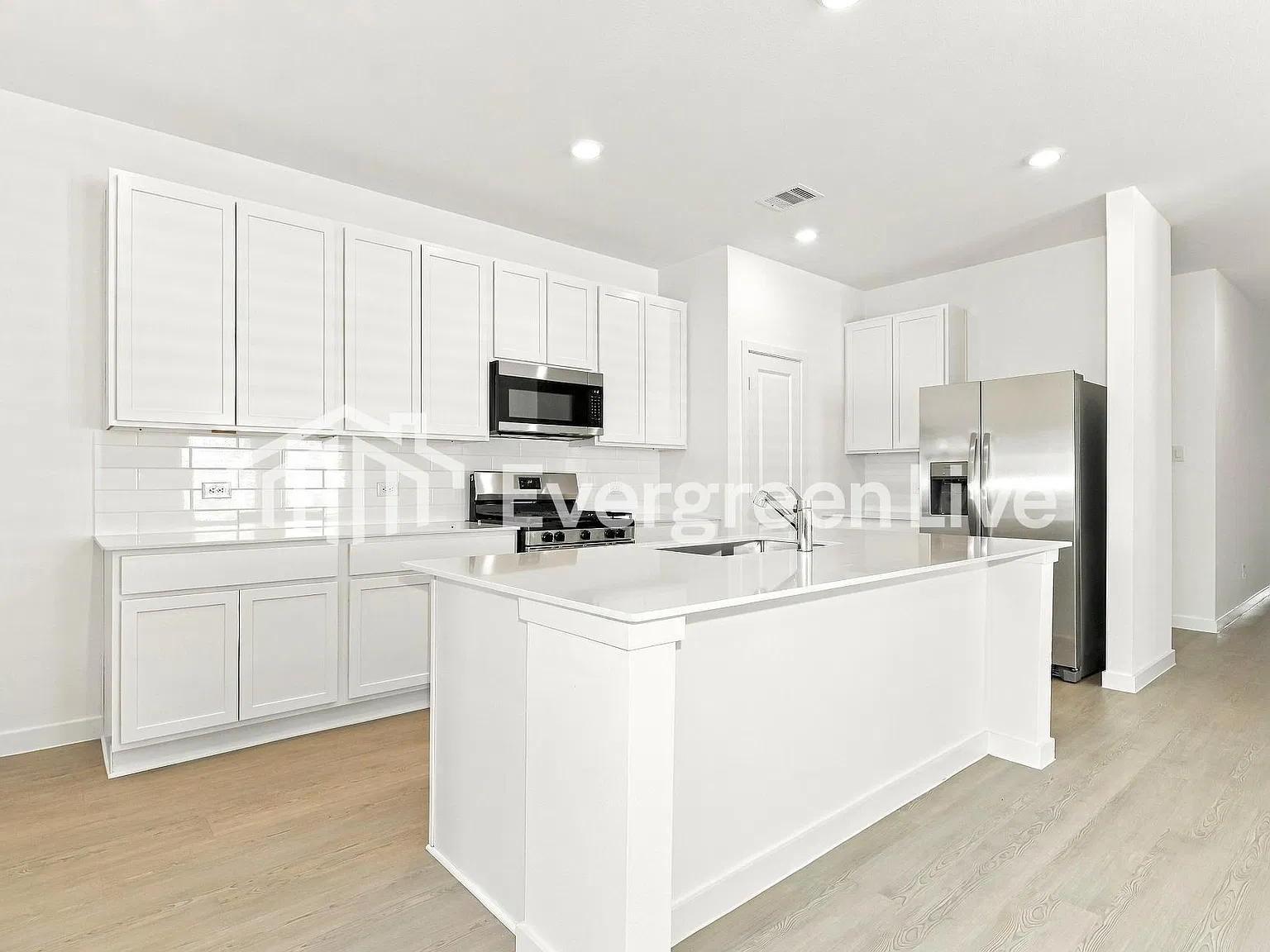 4 bed, 3.0 bath, 2290 sqft, $2,045 — Photo 4
