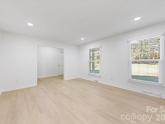 4th image of 1840 Stoneyridge Dr