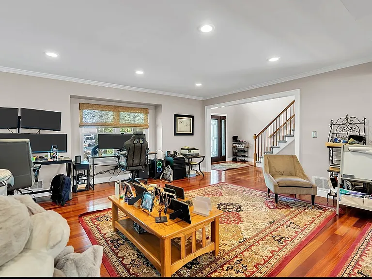 1 Edinburgh Ct — Photo 6