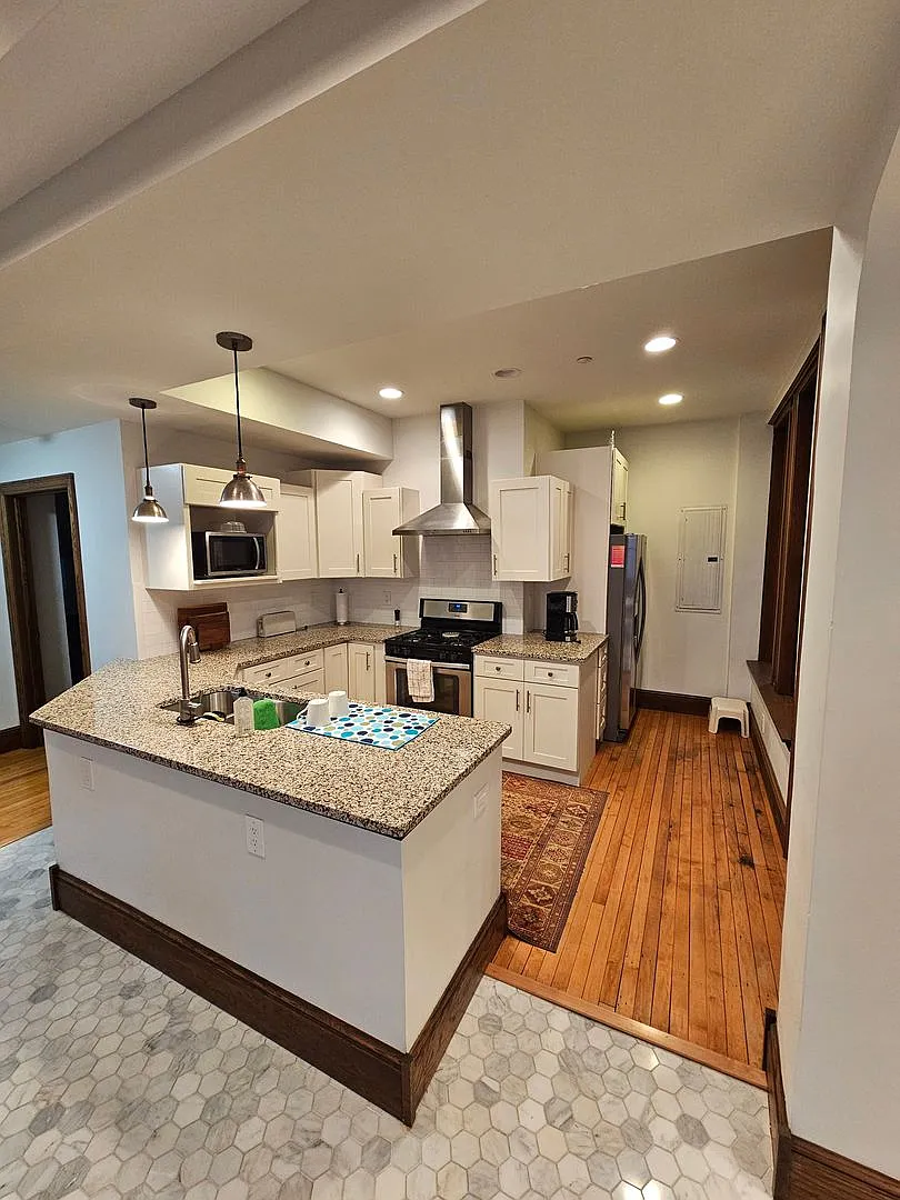 Fully Furnished Public Square Apartment — Photo 3