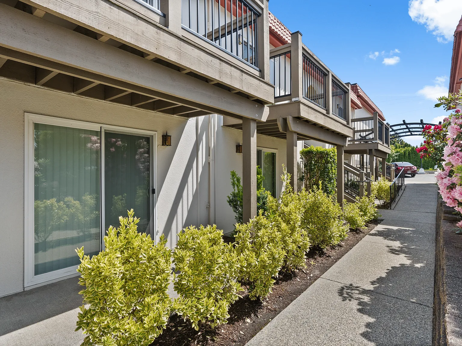 Valencia Apartments — Photo 3