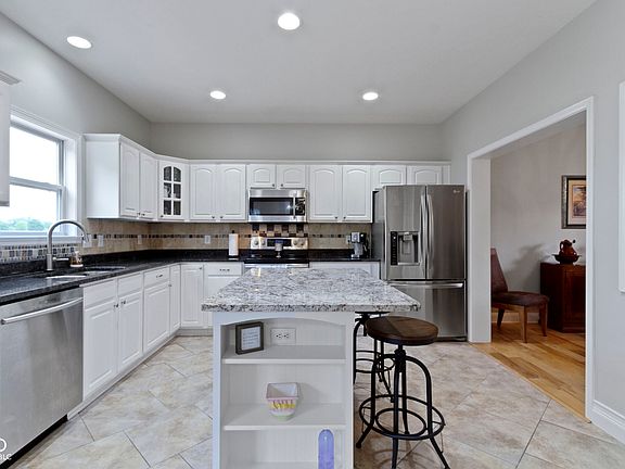 4th image of 18711 Crestline Ct